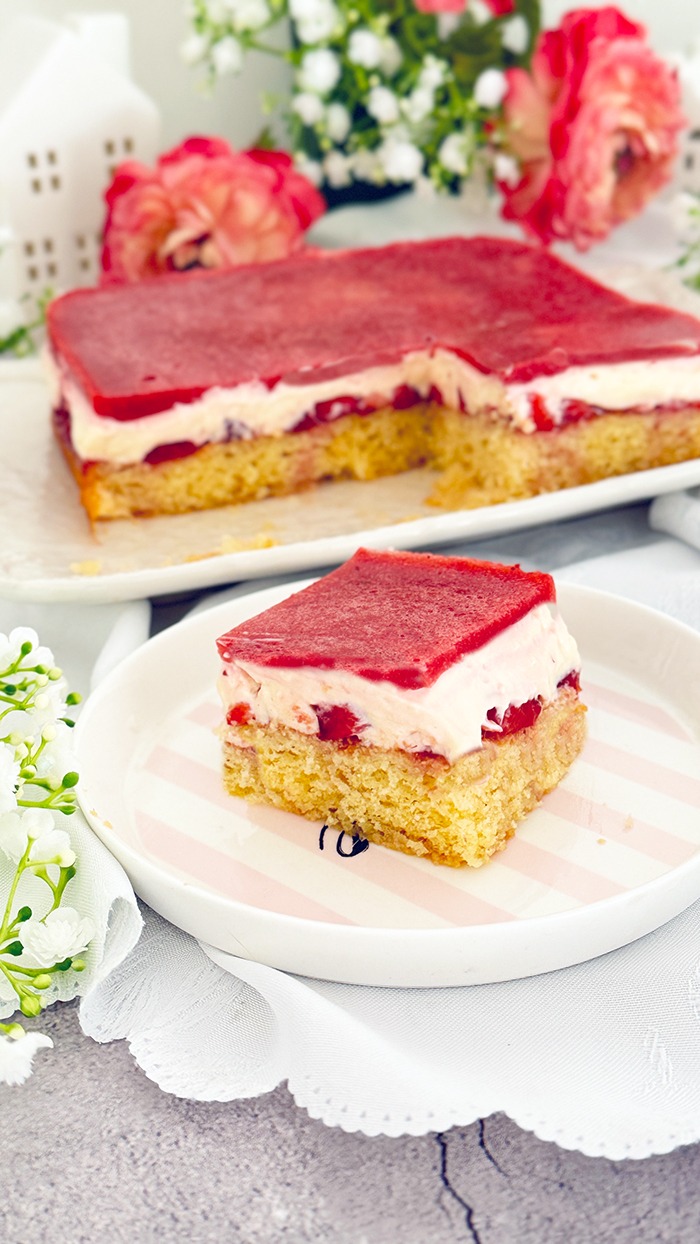 Erdbeerkuchen mit Pudding und Erdbeerspiegel vom Blech 