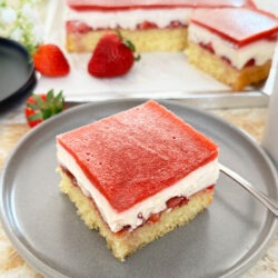 IMG Erdbeerkuchen mit Pudding und Erdbeerspiegel vom Blech 11