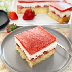 Erdbeerkuchen mit Pudding und Erdbeerspiegel vom Blech