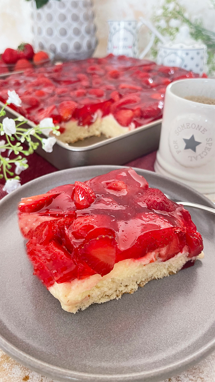 Mega leckerer Erdbeerkuchen vom Blech mit Puddingcreme