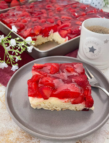 Mega leckerer erdbeerkuchen vom blech mit puddingcreme