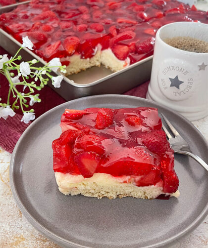 IMG Erdbeerkuchen vom Blech mit Puddingcreme 02