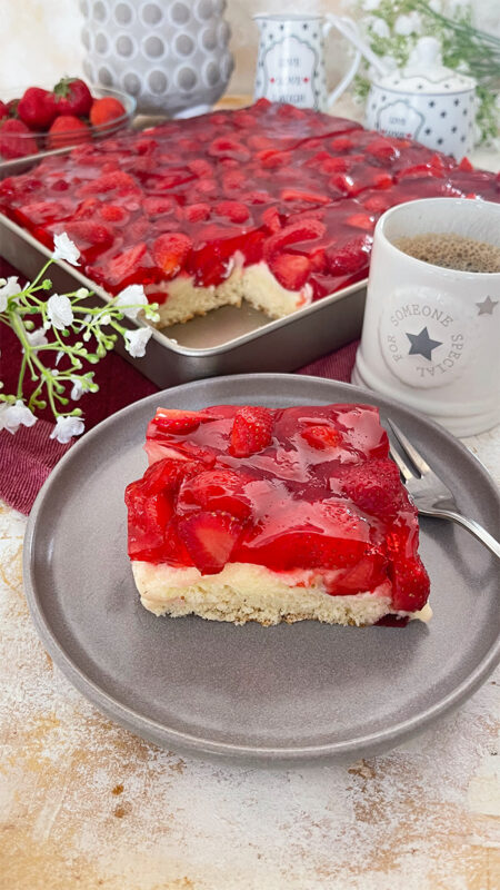 IMG Erdbeerkuchen vom Blech mit Puddingcreme 02