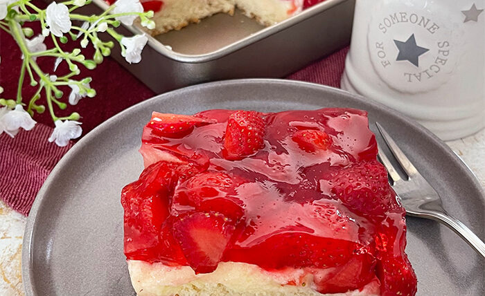 IMG Erdbeerkuchen vom Blech mit Puddingcreme 02