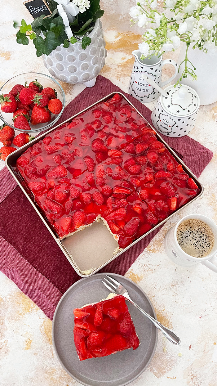 Mega leckerer Erdbeerkuchen vom Blech mit Puddingcreme
