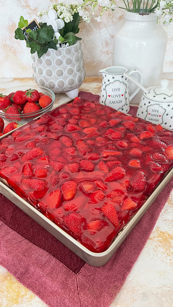 Mega leckerer Erdbeerkuchen vom Blech mit Puddingcreme