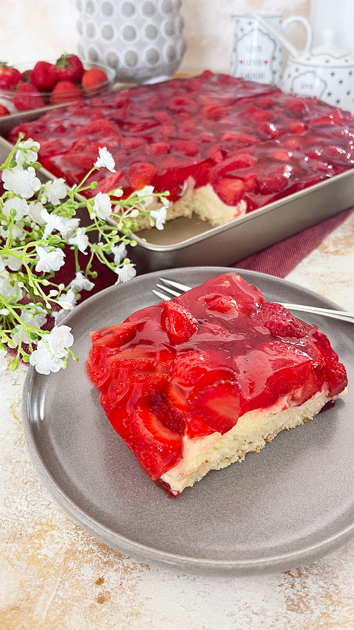 Mega leckerer Erdbeerkuchen vom Blech mit Puddingcreme