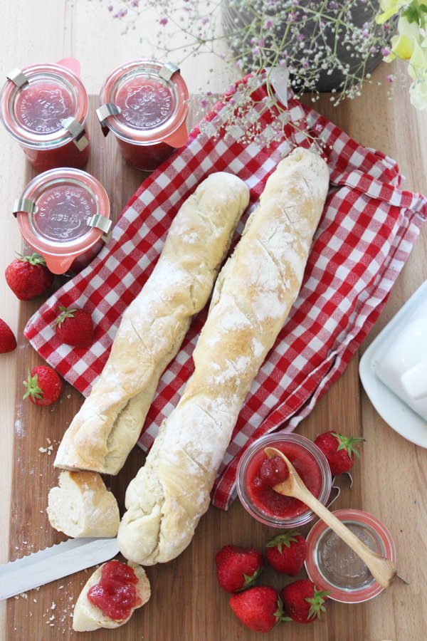 Selbst gemachte Erdbeermarmelade & Französisches Baguette