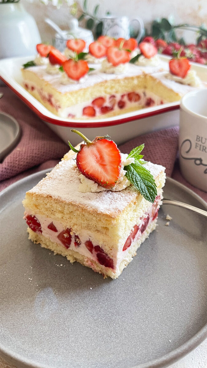 Mega leckere cremige Erdbeerschnitten vom Blech Rezept 3 Erdbeerschnitten vom Blech Rezept