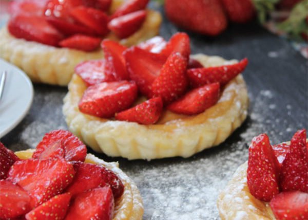 Erdbeertörtchen mit Vanillecreme in Blätterteig