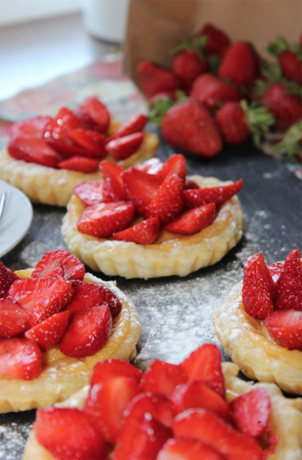 Erdbeertörtchen mit Vanillecreme in Blätterteig