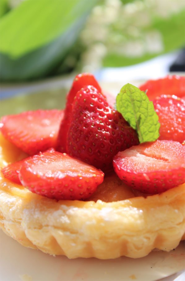 Erdbeertörtchen mit vanillecreme in blätterteig