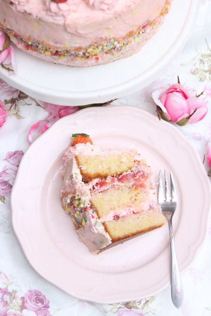 Mega leckerer Fault Line Cake mit Erdbeeren 4