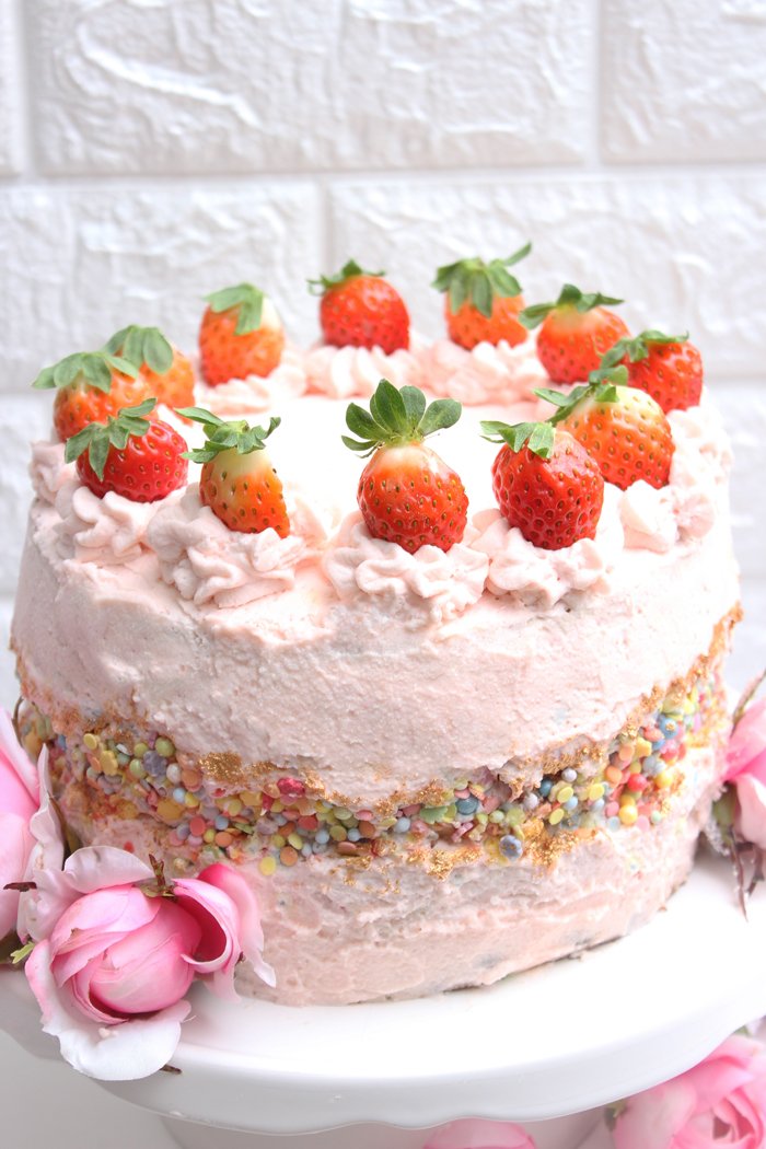 Mega leckerer Fault Line Cake mit Erdbeeren 6