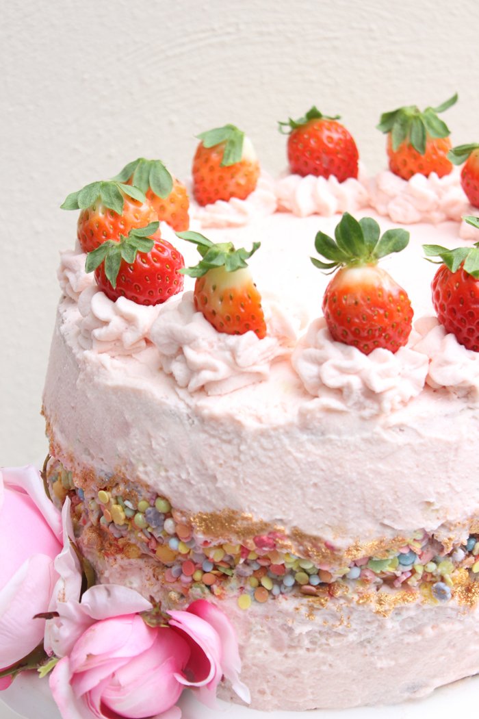 Mega leckerer Fault Line Cake mit Erdbeeren 2