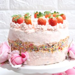 Mega leckerer Fault Line Cake mit Erdbeeren 7