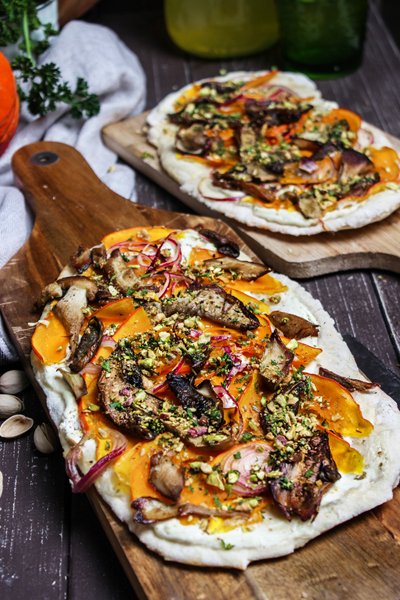 Einfacher Flammkuchen mit Kürbis, Steinpilzen und Pistazien-Häckerle Rezept