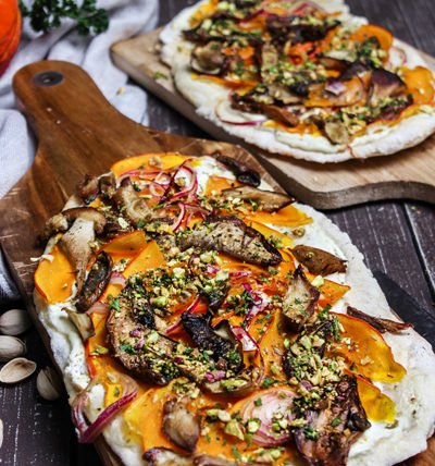 IMG Flammkuchen mit Kürbis Steinpilzen und Pistazien Häckerle TL