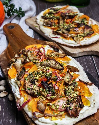 Einfacher Flammkuchen mit Kürbis, Steinpilzen und Pistazien-Häckerle Rezept 1 IMG Flammkuchen mit Kürbis Steinpilzen und Pistazien Häckerle TL