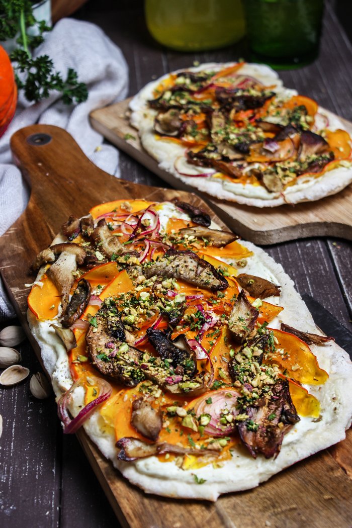 Flammkuchen mit Kürbis, Steinpilzen und Pistazien-Häckerle