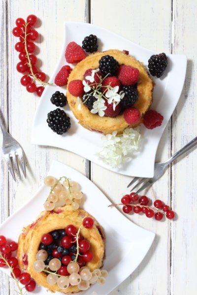 Zitronen-Brombeeren Obsttörtchen mit Schokoladecreme gefüllt