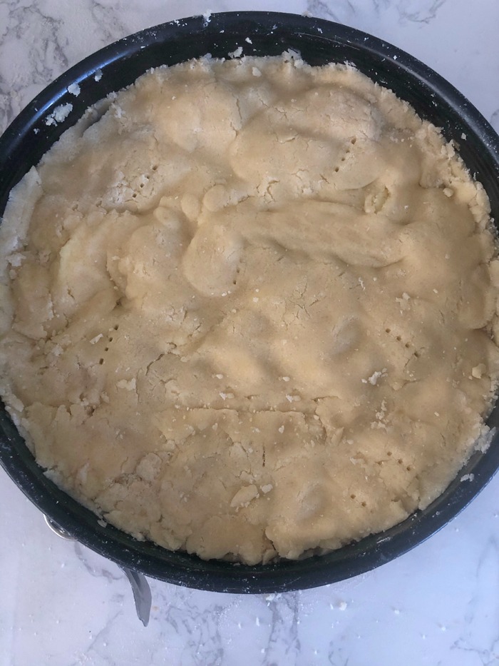 Einfacher gedeckter Apfelkuchen mit Mandelblättchen