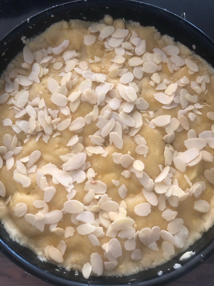 Einfacher gedeckter Apfelkuchen mit Mandelblättchen
