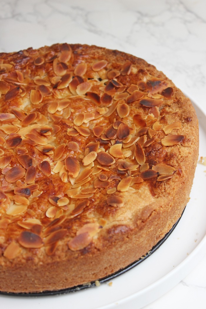 Einfacher gedeckter Apfelkuchen mit Mandelblättchen