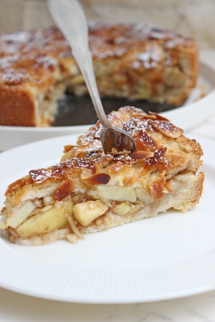 Einfacher gedeckter Apfelkuchen mit Mandelblättchen