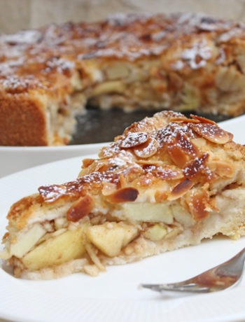 Gedeckter und leckerer apfelkuchen mit mandelblättchen 11