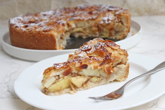 Gedeckter und leckerer Apfelkuchen mit Mandelblättchen