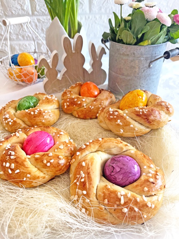 Geflochtenes Brioche-Osternest