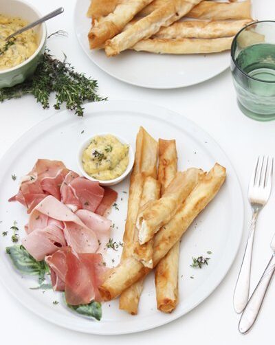IMG Gefuellte Spargel Yufka Teigblaetter Sticks mit Variationen vom Schinken Thymian Aioli TL
