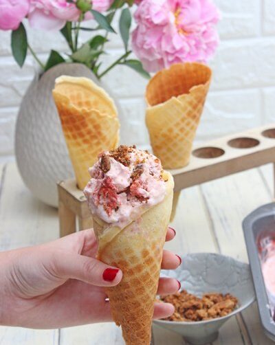 IMG Geroestetes Rhabarber Eis mit Knusperstreusel TL bearbeitet 1