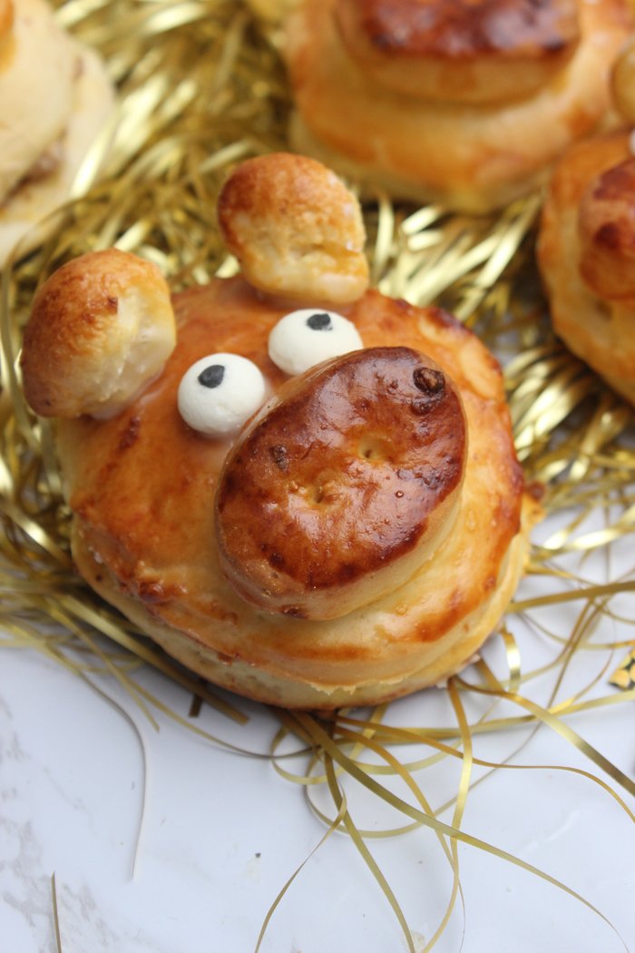 Glücksschweinchen aus Hefeteig - Gefüllt mit Haselnuss-Marzipan 3