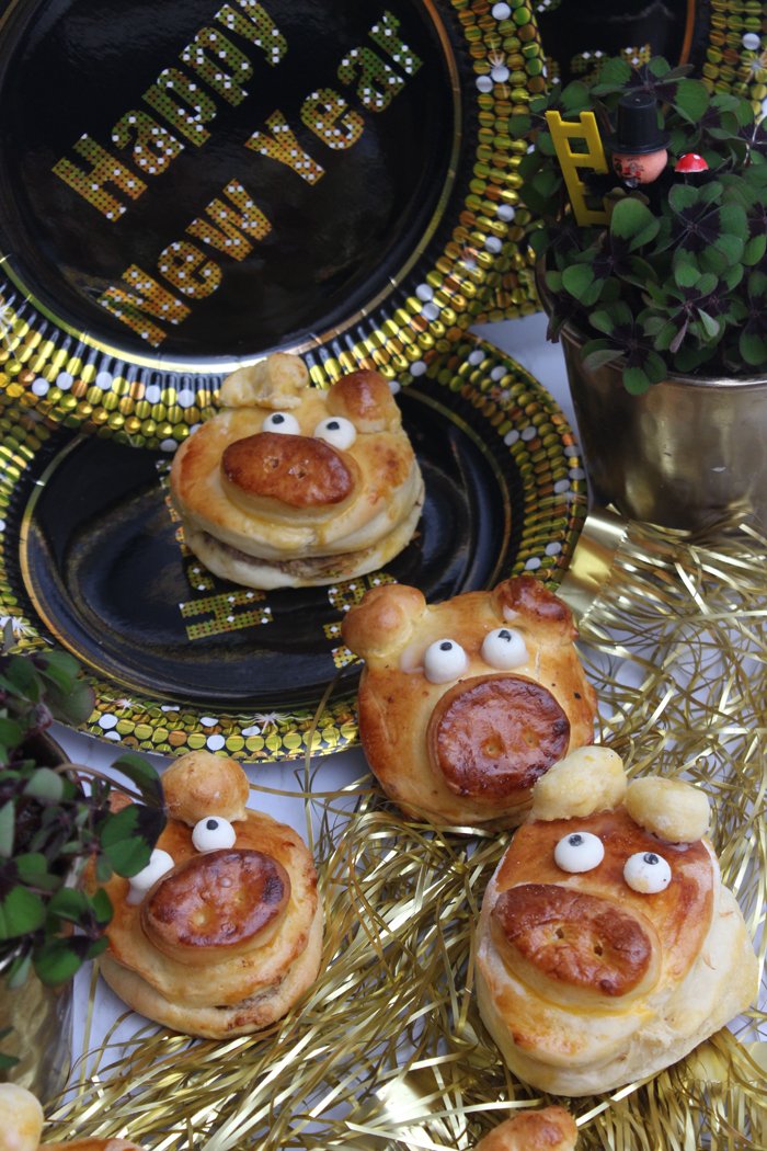 Glücksschweinchen aus Hefeteig - Gefüllt mit Haselnuss-Marzipan