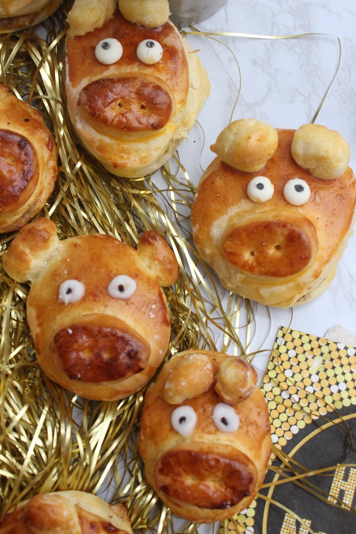 Glücksschweinchen aus Hefeteig - Gefüllt mit Haselnuss-Marzipan