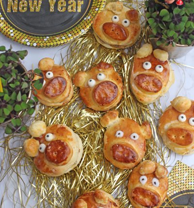 IMG Gluecksschweinchen aus Hefeteig Gefuellt mit Marzipan Haselnuss TL