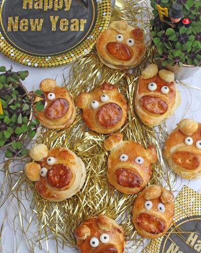 IMG Gluecksschweinchen aus Hefeteig Gefuellt mit Marzipan Haselnuss TL