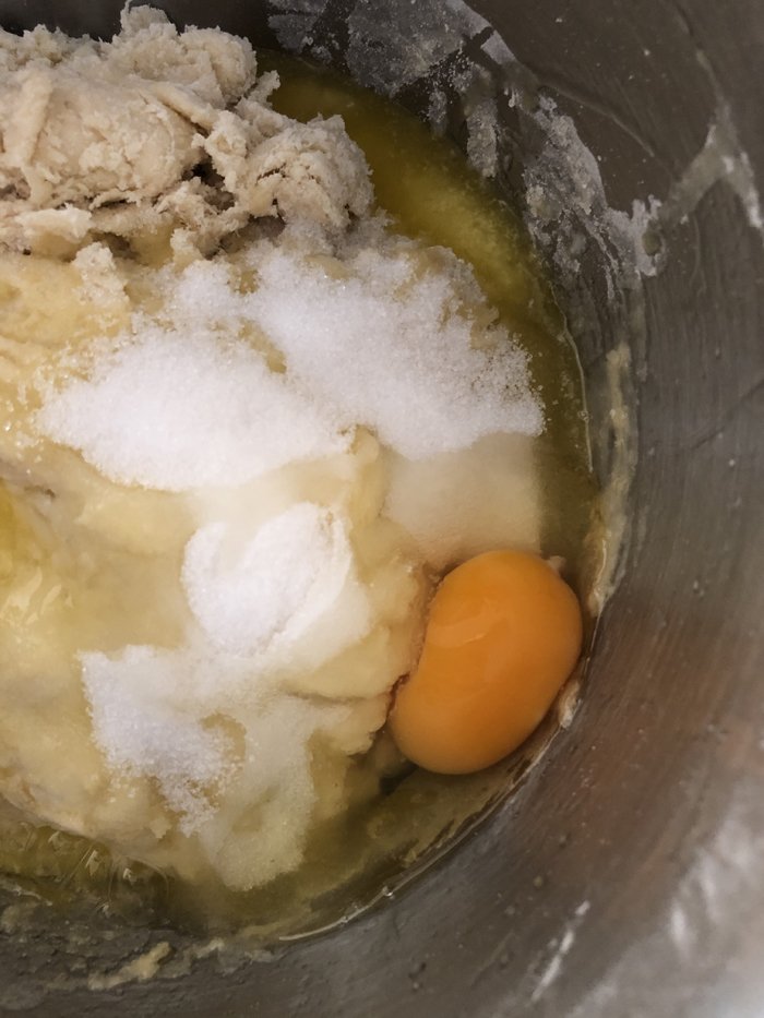 Glücksschweinchen aus Hefeteig - Gefüllt mit Haselnuss-Marzipan