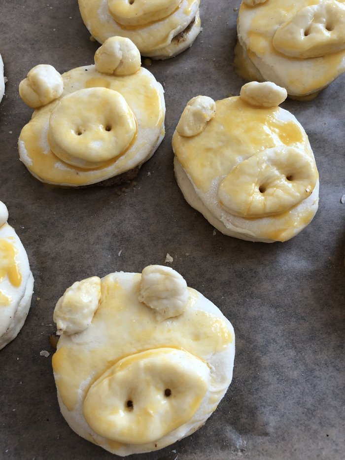Glücksschweinchen aus Hefeteig - Gefüllt mit Haselnuss-Marzipan
