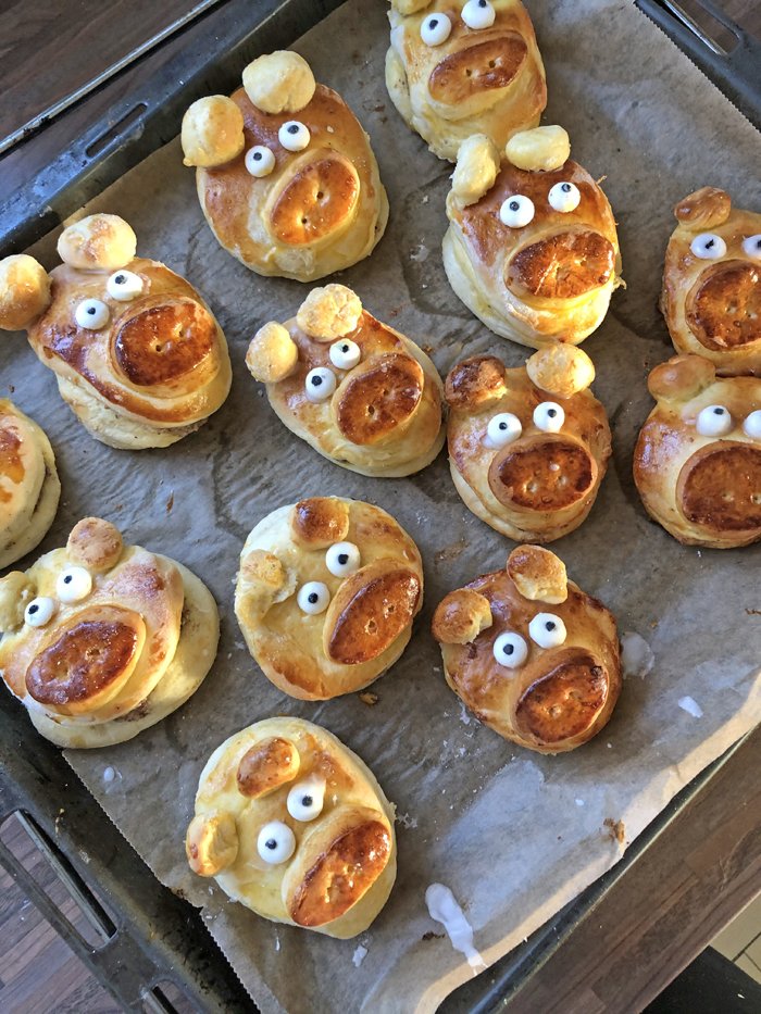 Glücksschweinchen aus Hefeteig - Gefüllt mit Haselnuss-Marzipan
