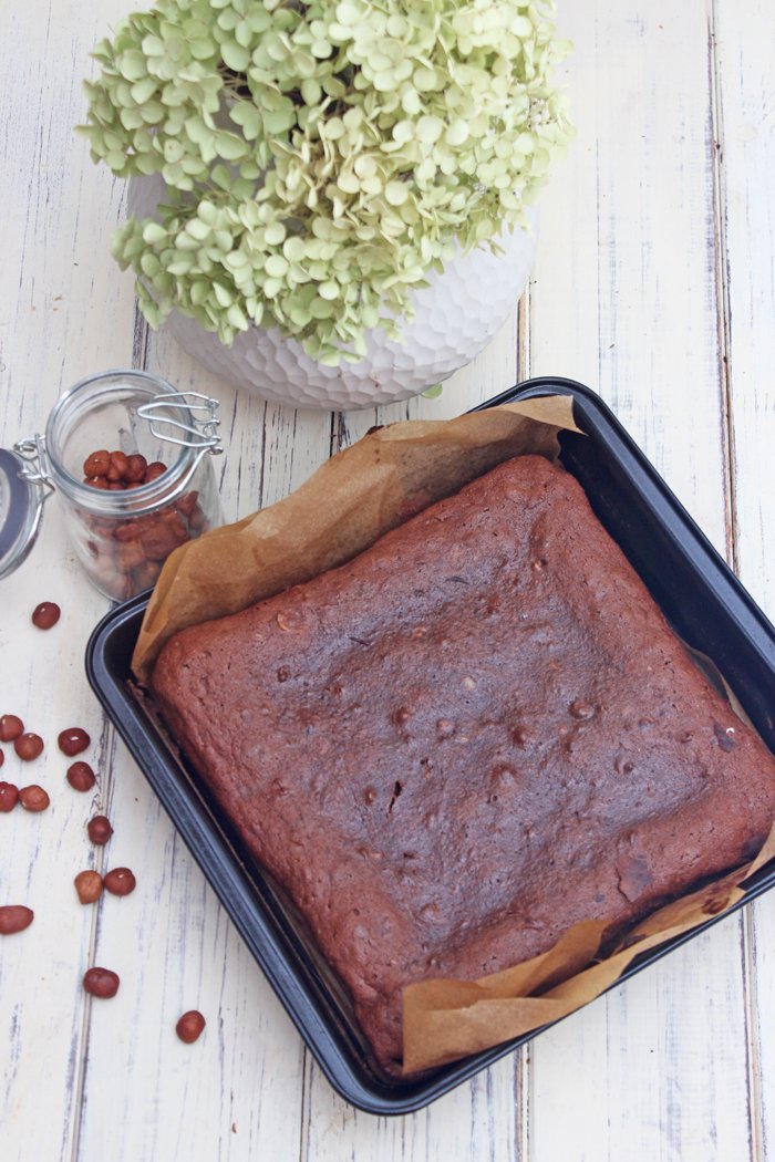 Die besten haselnuss-brownies in zwei varianten | low carb und klassisch