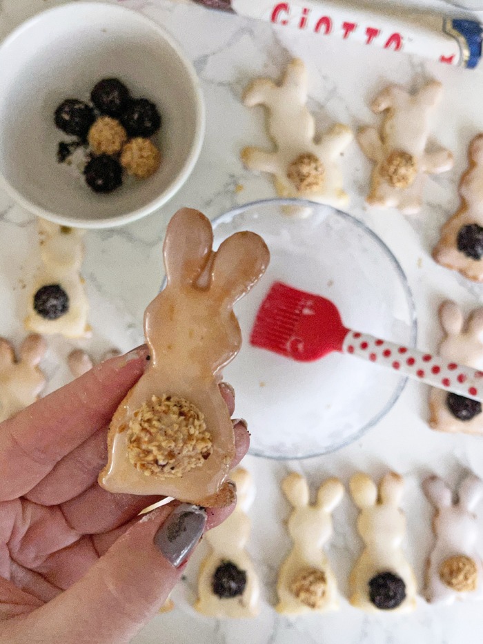 Hasen mit giotto-bommelschwänzchen - osterhasen-kekse