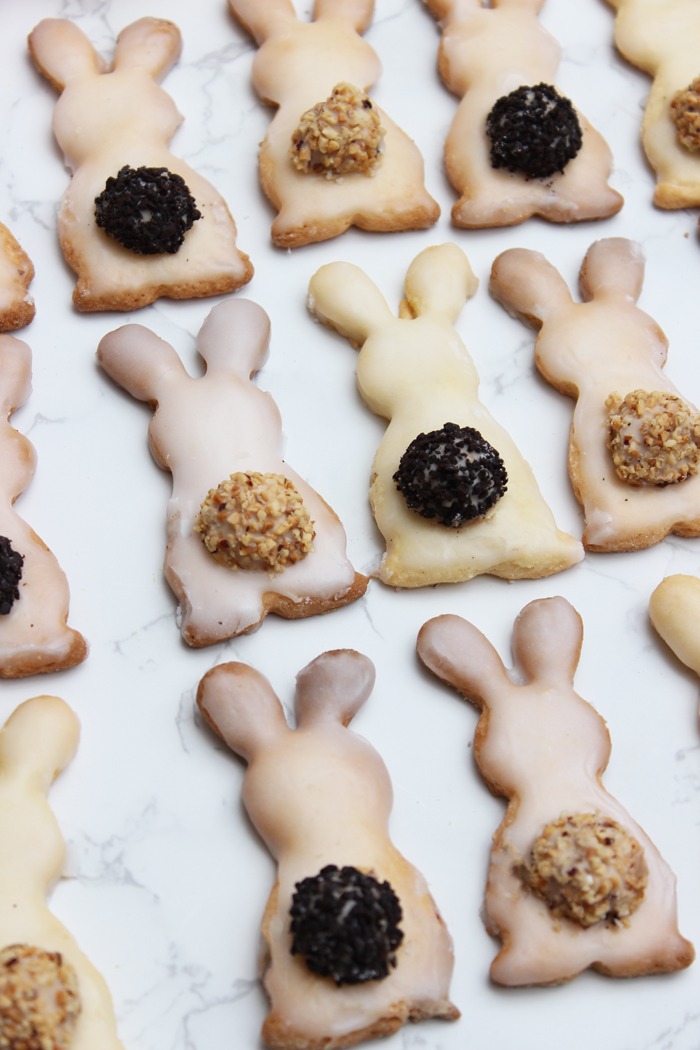 Hasen mit giotto-bommelschwänzchen - osterhasen-kekse