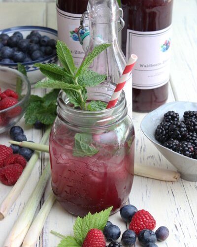 IMG Hausgemachten Waldbeeren Zitronengras Sirup 10