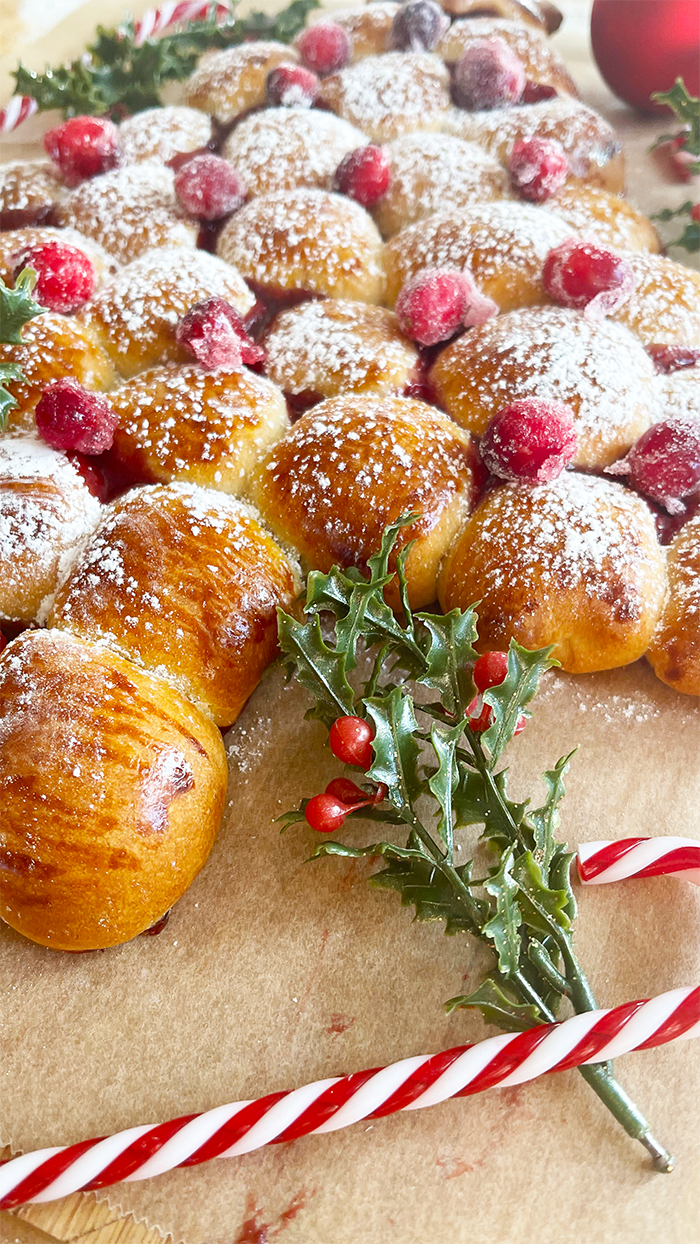 Hefe-Tannenbaum mit Kirschfüllung 