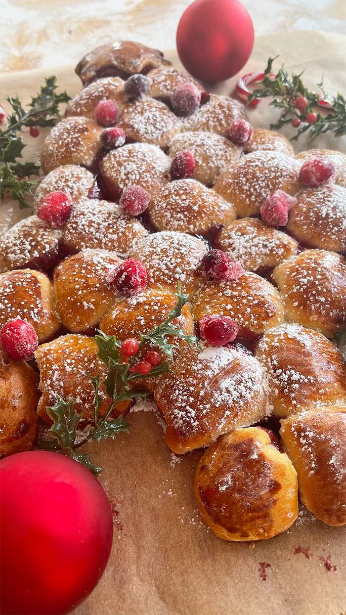 Hefe-Tannenbaum mit Kirschmarmelade 