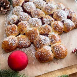 Fluffiger Hefe-Tannenbaum mit Kirschmarmelade 1