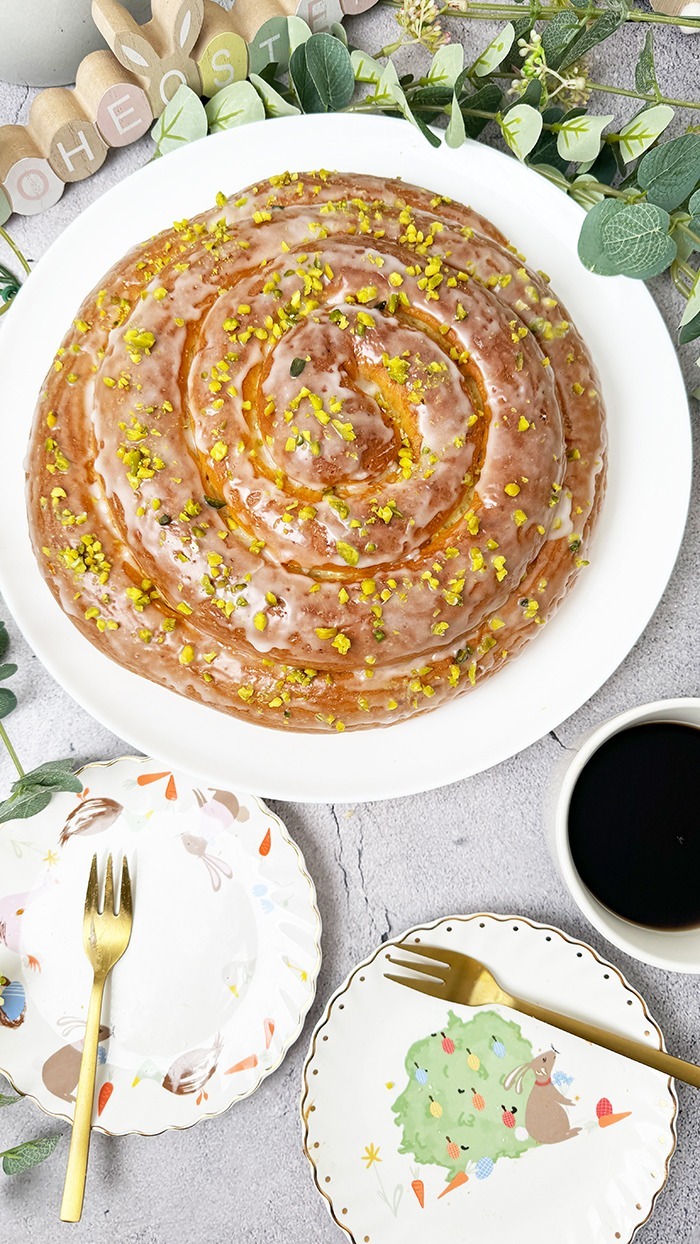 Hefekranz mit Pistazien und Marzipan Osterkranz